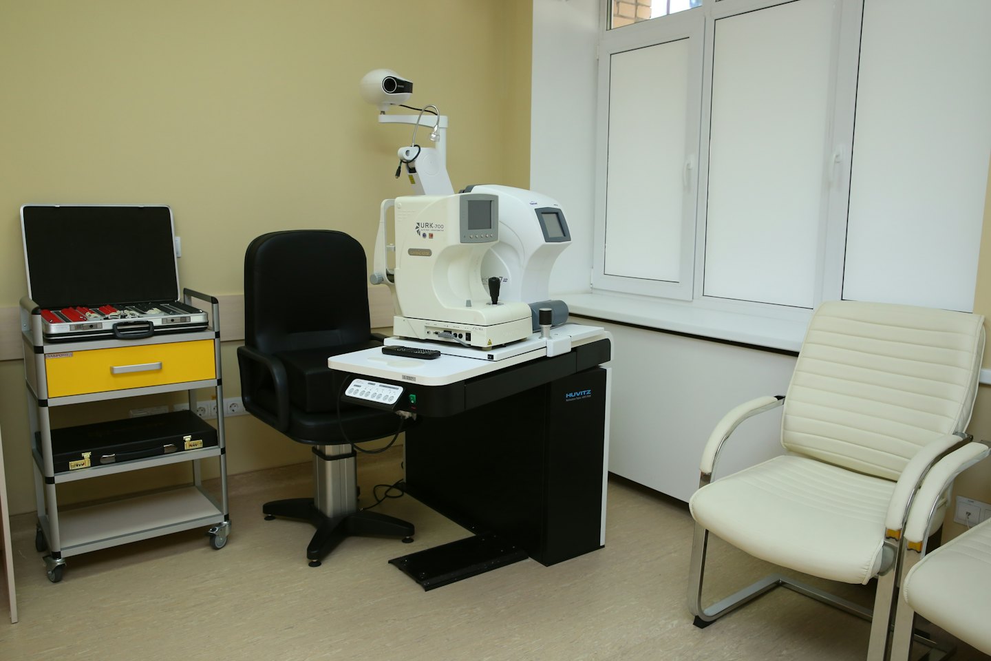 Sala d'esame optometrico con lenti di prova e attrezzature.